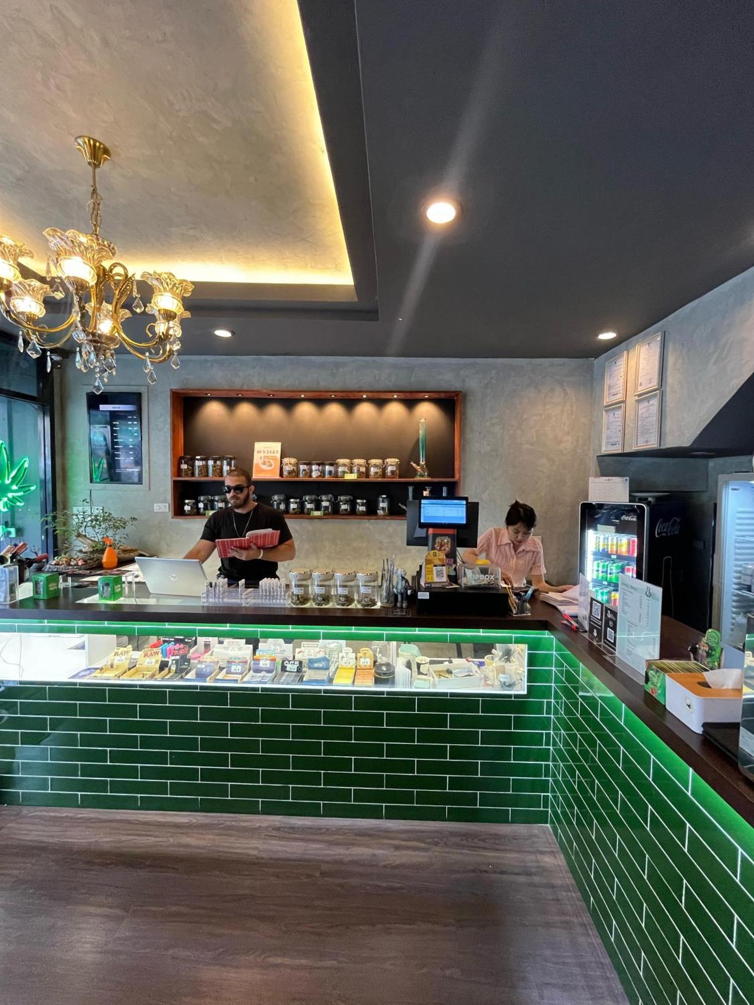 בנגקוק Bud Brew Beyond Dispensary And Hotel מראה חיצוני תמונה